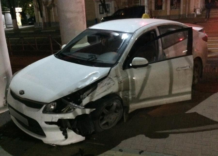 В Рязани внедорожник не уступил дорогу легковушке, пострадали оба водителя